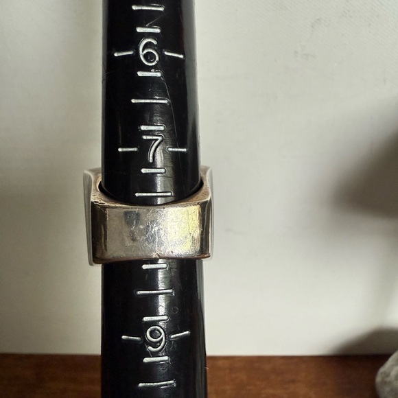 Elegant Mother of Pearl Sterling Silver Ring - Picture 13 of 13